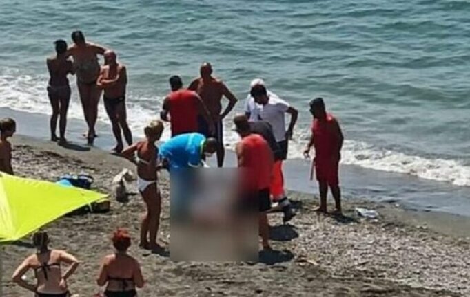 Shock in spiaggia: donna muore sotto gli occhi della figlia e dei bagnanti