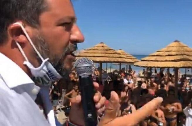 Salvini e lo scontro in spiaggia: “Porta 3 clandestini a casa tua”
