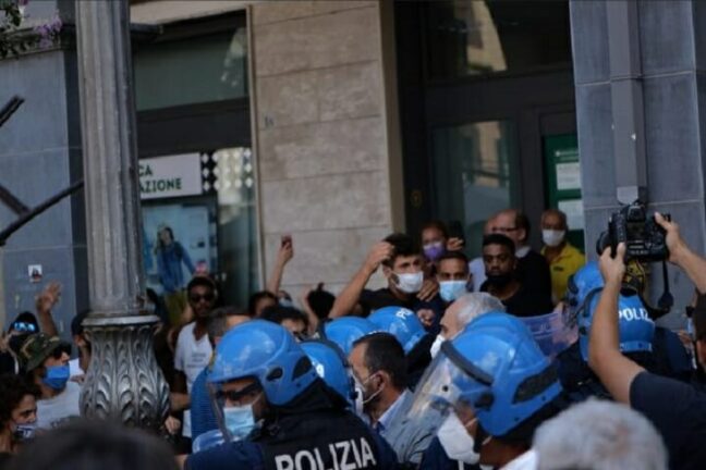 Cava dei Tirreni manifestanti contro Salvini. La polizia li carica