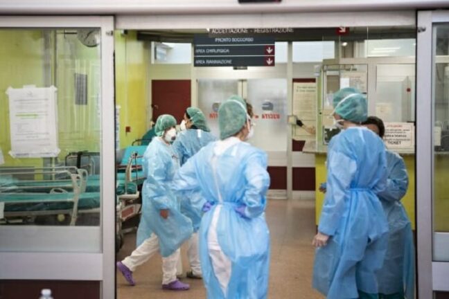 Delirio al San Raffaele: 32enne picchia gli infermieri perché non lo lasciano entrare