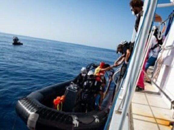 Migranti, Sea Watch 4 salva 104 persone in mare: a bordo anche 9 bambini