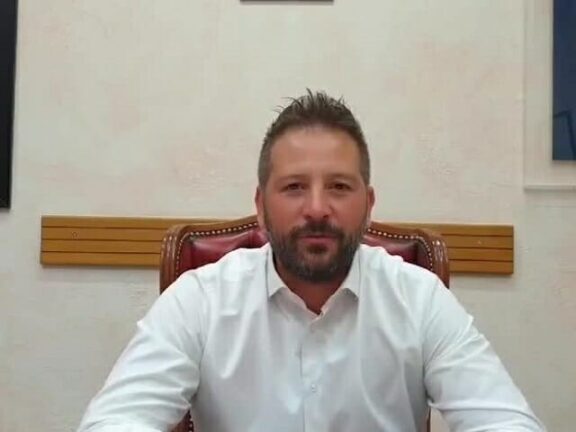 Il sindaco di Arzachena a Briatore: «L’ordinanza tutela la salute degli anziani come lei»