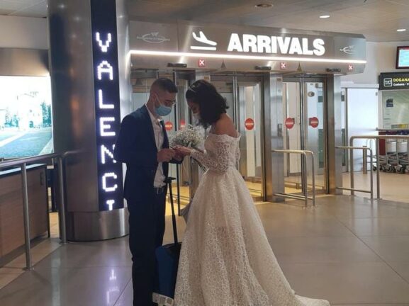 Nozze rinviate per Covid ma sposi si incontrano in aeroporto