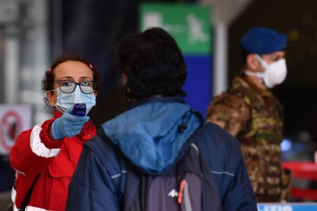 Tachipirina e bottiglia d’acqua ghiacciata. L’inganno al termoscanner