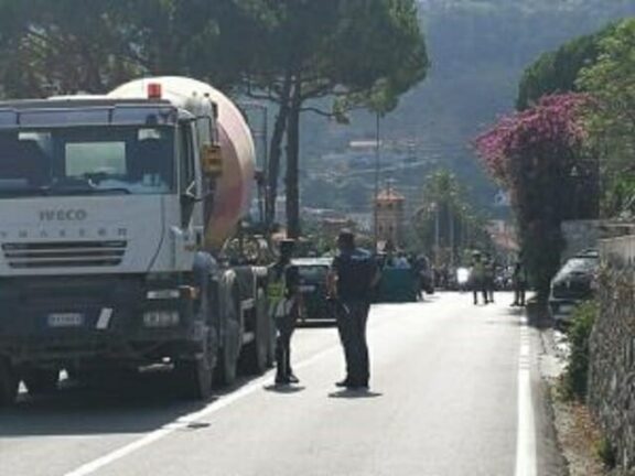 Migranti, in 40 arrivano in Italia su un tir che li scarica allo svincolo dell’autostrada