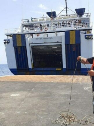 Si stacca portellone traghetto Lampedusa in fase ormeggio