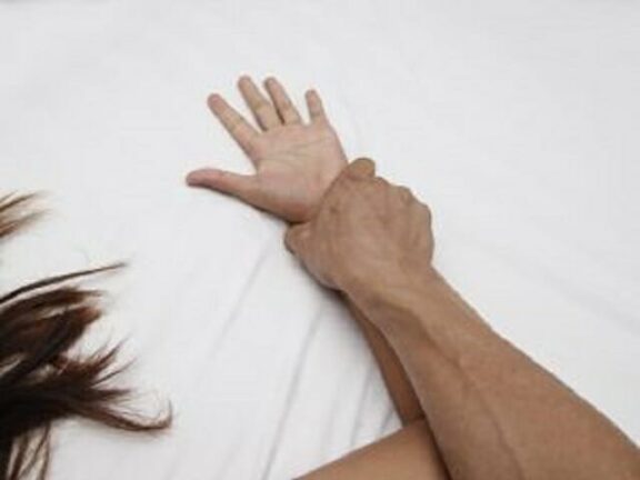 Venezia. Conosce un Tunisino: lui la invita, la sequestra e la violenta