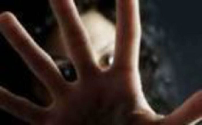 Ragazza picchia coetanea e amici filmano la scena