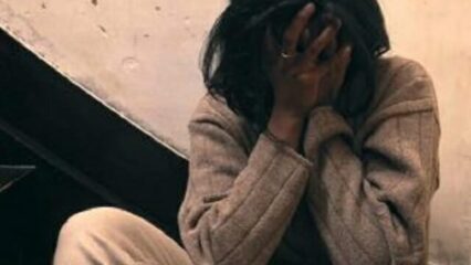 Moglie scopre il marito 80enne in auto con l'amante