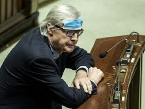 Vittorio Sgarbi (Sindaco di Sutri) vieta la mascherina: “Chi la indossa sarà multato”