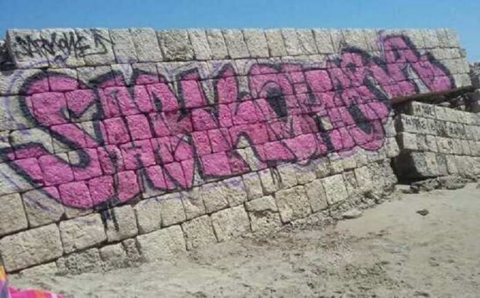 Lecce: sfregiato dai vandali il molo di Adriano