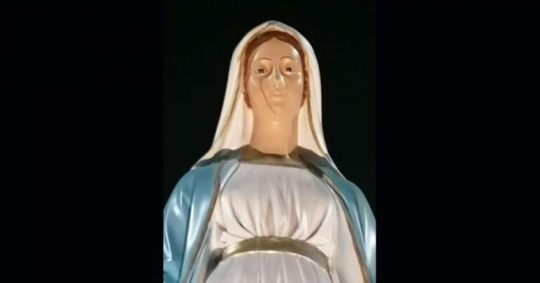 La statua della Madonna «lacrima» sangue