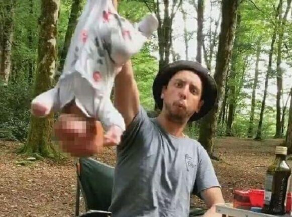 Influencer dondola sua figlia neonata a testa in giù: “I bimbi sono scimmie”