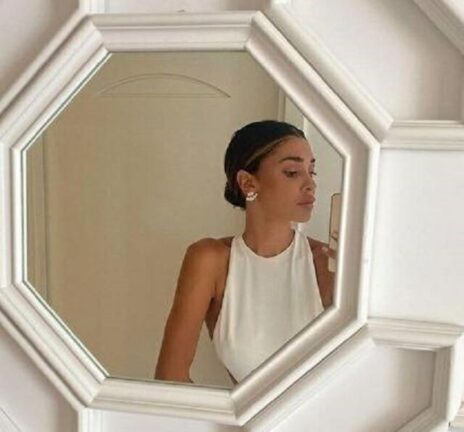 Belen si mostra nuda, senza slip il web si scatena tra like ed hater