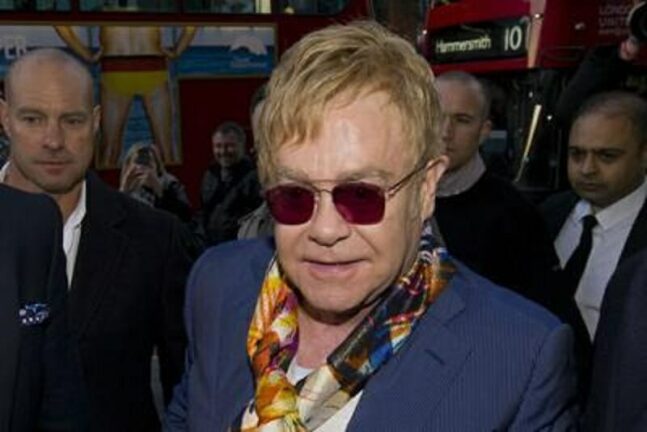 Codacons denuncia Elton John: “A Capri senza mascherina”
