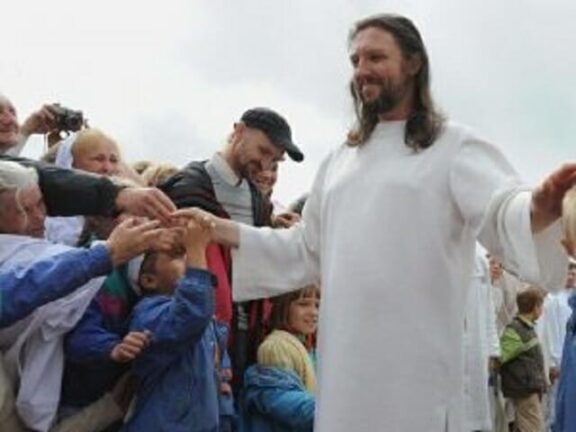 Ex vigile urbano si spaccia per la reincarnazione di Gesù: arrestato