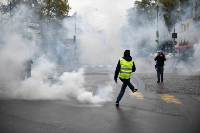 Gilet Gialli: scontri e cariche a Parigi. Fermate 220 persone
