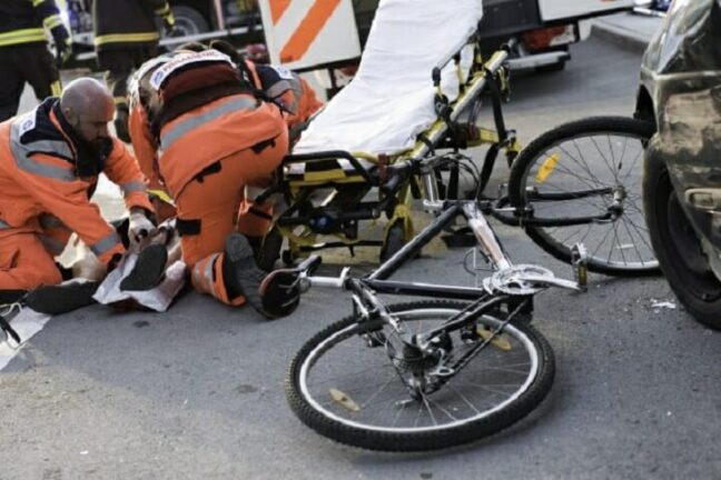 Cade dalla bici, investito da un’auto, muore alla vigilia della laurea del figlio