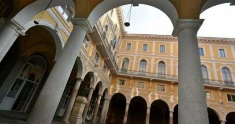 Chiuso per Covid il liceo vip di Roma: un positivo, 400 studenti a casa