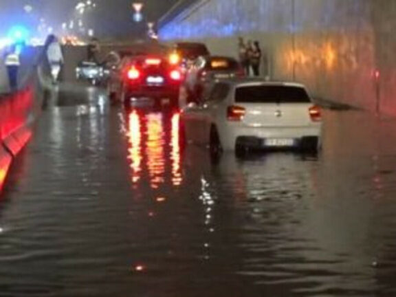 Milano, bomba d’acqua alla Comasina: automobilisti bloccati in sottopasso