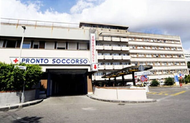 Cade dalla spalla dello zio, grave una bambina di 22 mesi