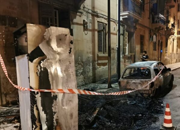 Rifiuti: incendiati cumuli in strada, distrutta auto a Palermo