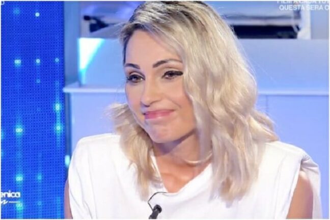 Anna Tatangelo strano messaggio: “Chi ti ama lo sa, non vergognatevi”