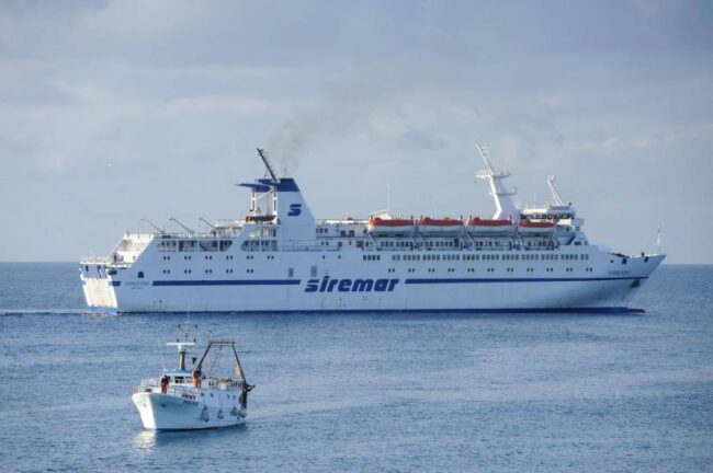Migranti scappano da Lampedusa a bordo di un traghetto passeggeri