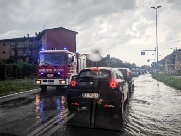 Violento temporale su Milano: cantine e strade allagate