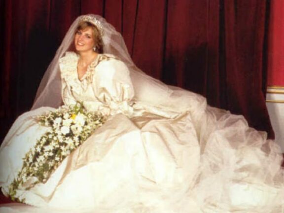 Emma Corrin veste l’abito da sposa di Lady Diana