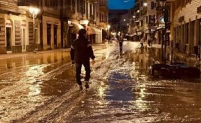 Allerta rossa, Ventimiglia invasa dall’acqua, straripato il Roya