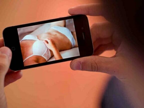 L’app che spoglia: “100mila ragazze nude online”