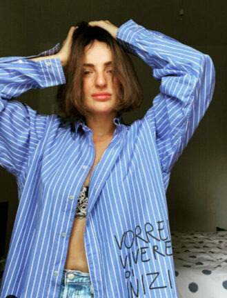 Arisa lancia il trend sexy per l’autunno: camicia aperta, reggiseno in vista