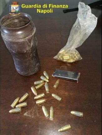 Napoli, trovate armi e munizioni in barattolo del caffè