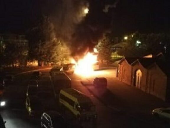 Asti, incendia auto in strada: “Non sapevo cosa fare, mi annoiavo”