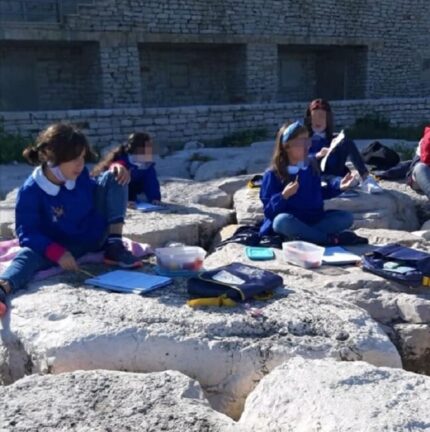 Lezione al mare, i bambini sugli scogli con le maestre “al riparo dal Covid”
