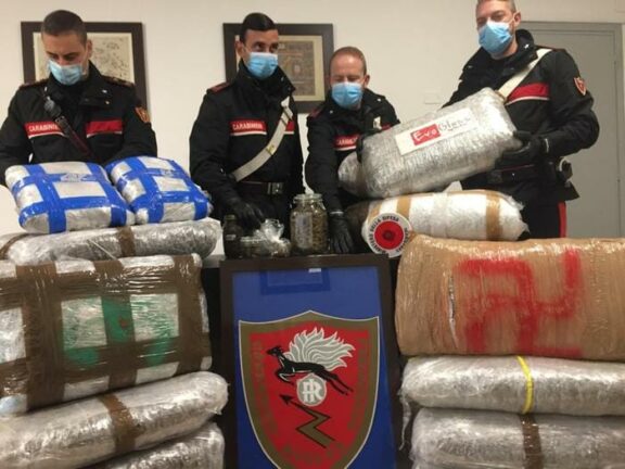 Finti traslochi, trasportavano 80 kg droga e 2 arresti