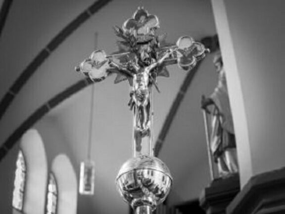 Roma follia in chiesa: prova a sradicare crocifisso e picchia il parroco