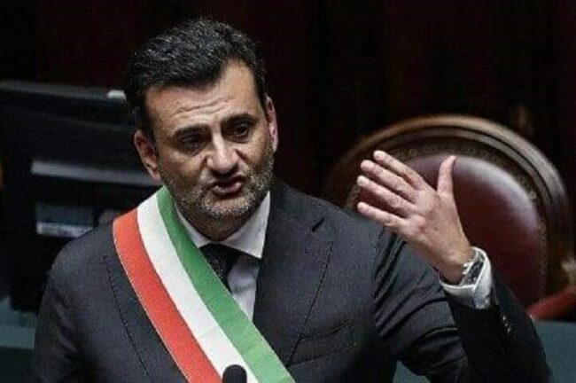 Bari più di 700 casi Covid. Decaro: “No zone rosse, divieto di sostare”