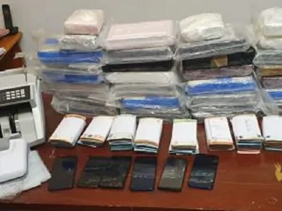 Sorpresi con 75mila euro e 24kg di coca, avrebbero fruttato 3 milioni