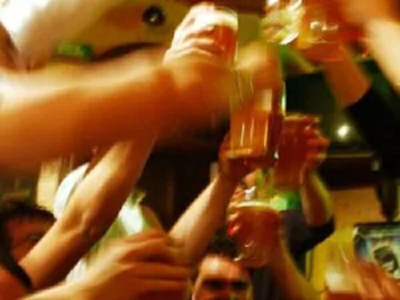 Ubriachi e senza mascherina festeggiano compleanno: multati 10 ragazzi