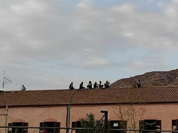 Immigrati fuori controllo: fuggono e feriscono un agente