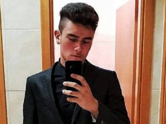 Giuseppe, pestato dalla baby gang è in coma, il dolore della mamma