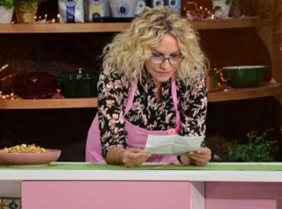 Antonella Clerici riceve una lettera in diretta e scoppia a piangere