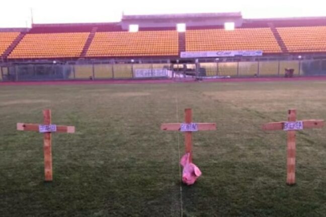 Livorno: tre croci e una testa di maiale in mezzo al campo