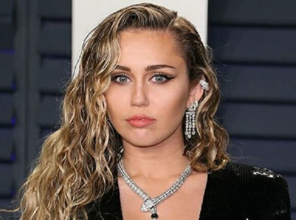 Miley Cyrus alle prese con gli ufo e i loro incontri del terzo tipo