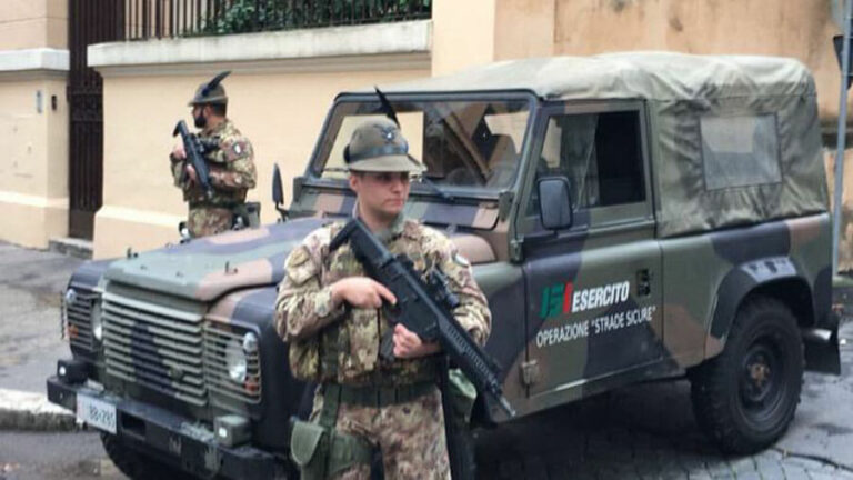 Camionetta esercito si ribalta, militare sbalzato fuori: è grave
