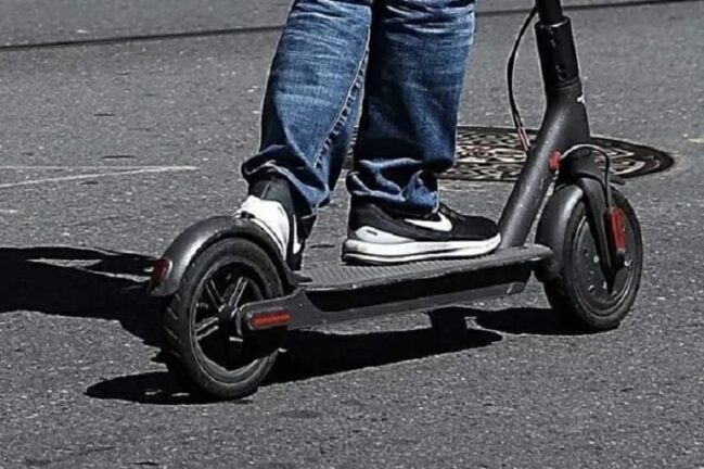 Nova Milanese, cade dal monopattino e muore a 21 anni