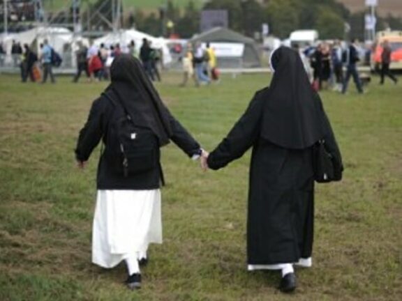 Monza, stalker perseguita con frasi sconce e atti osceni due suore