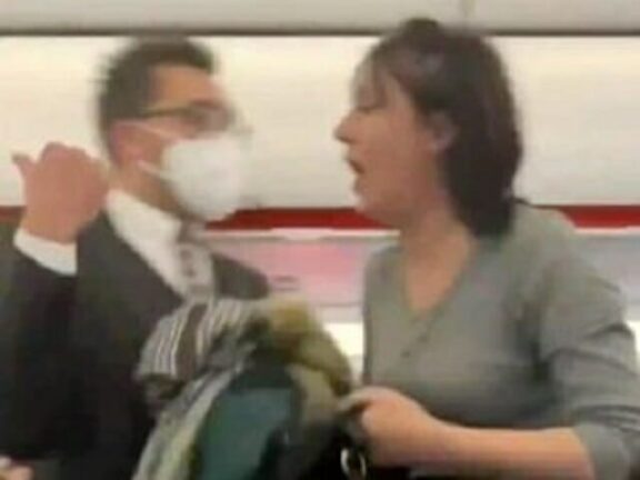 Negazionista tossisce sui passeggeri dell’aereo: “Morirete tutti”